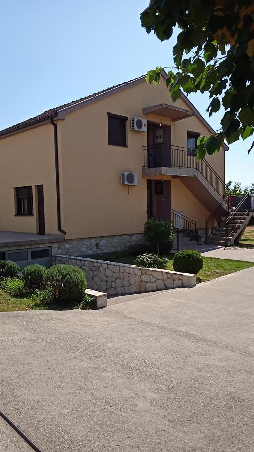 Hostel Vera - Airport Podgorica Mitrovici  Extérieur photo