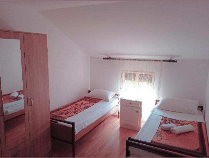 Hostel Vera - Airport Podgorica Mitrovici  Extérieur photo