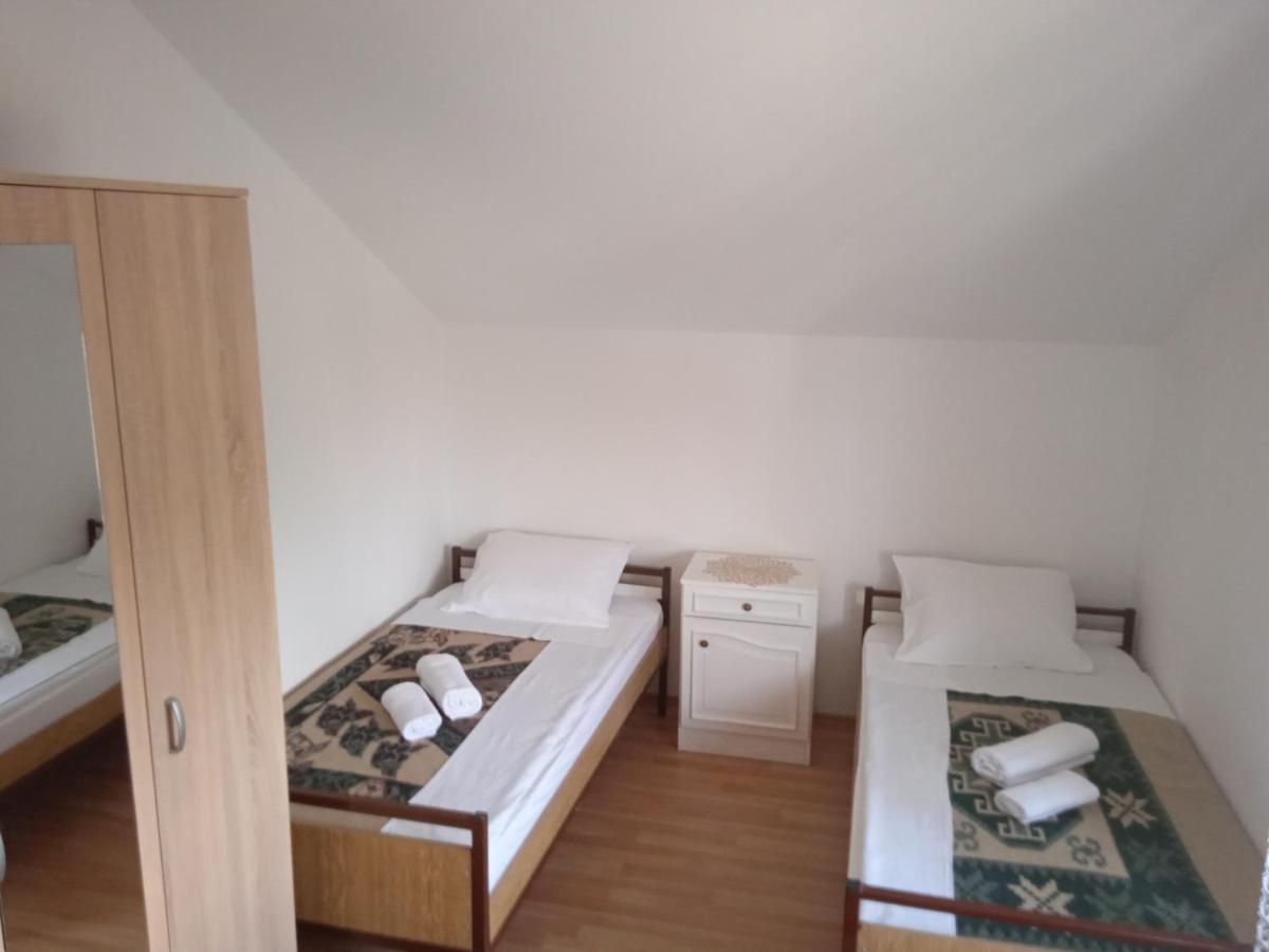 Hostel Vera - Airport Podgorica Mitrovici  Extérieur photo