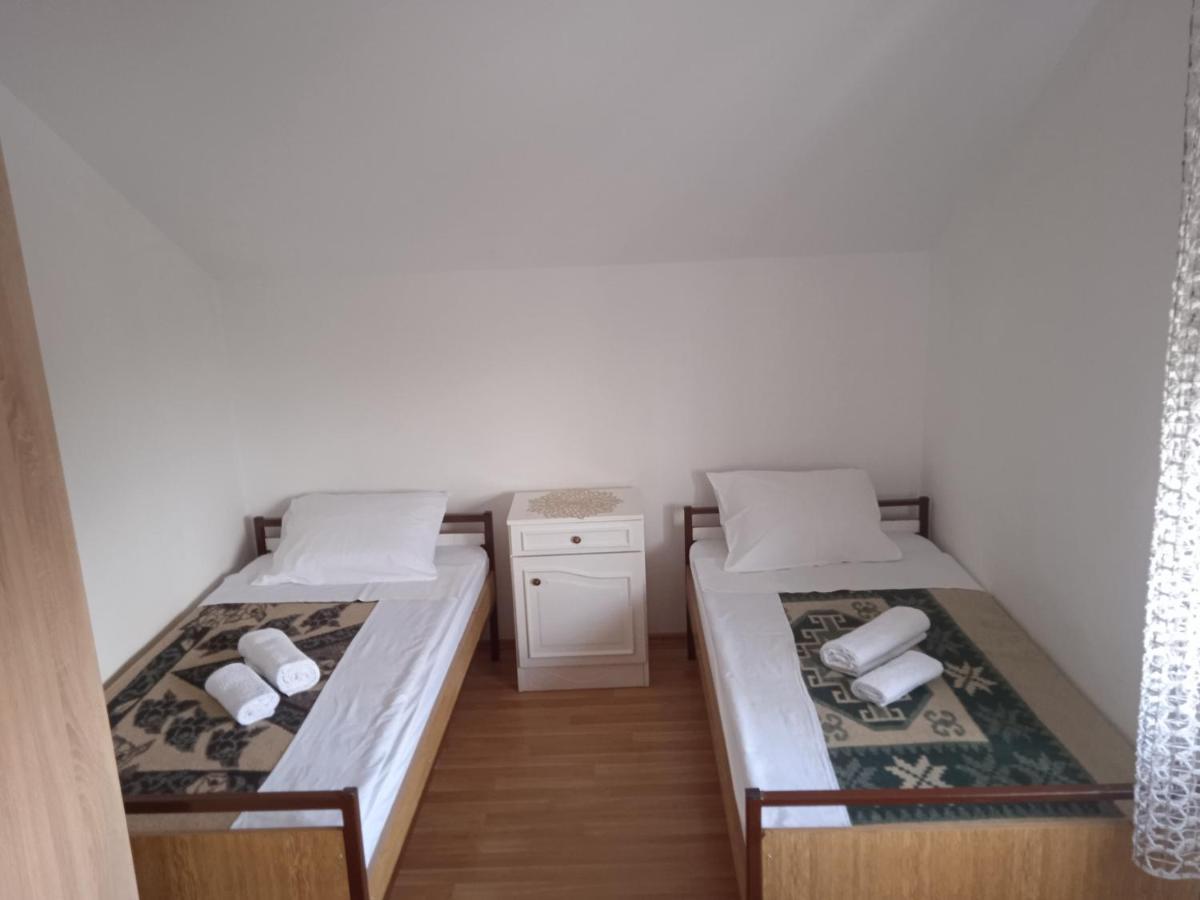Hostel Vera - Airport Podgorica Mitrovici  Extérieur photo
