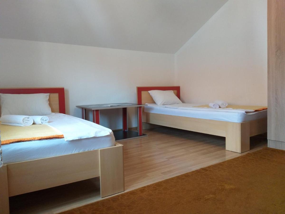 Hostel Vera - Airport Podgorica Mitrovici  Extérieur photo