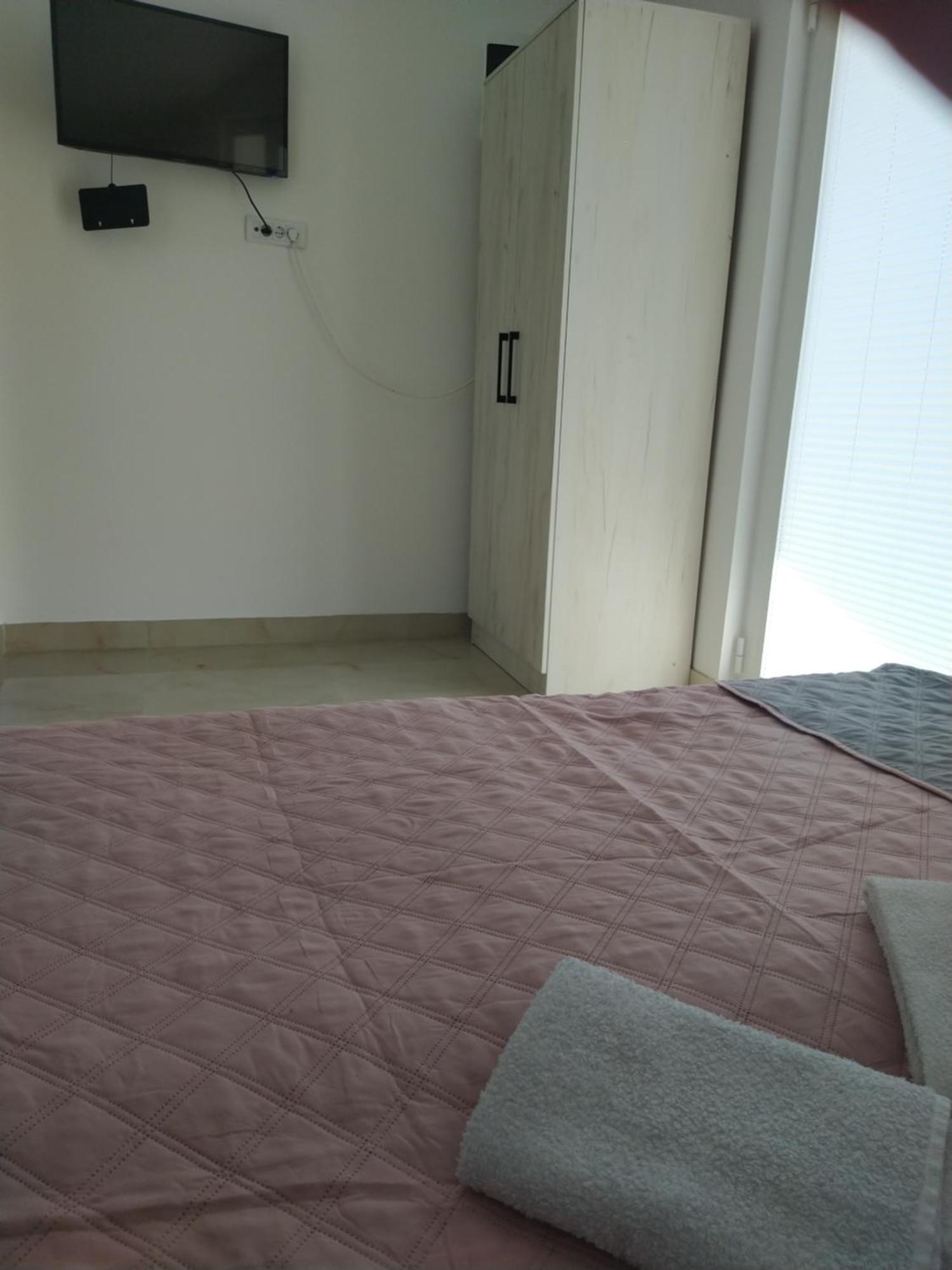 Hostel Vera - Airport Podgorica Mitrovici  Extérieur photo