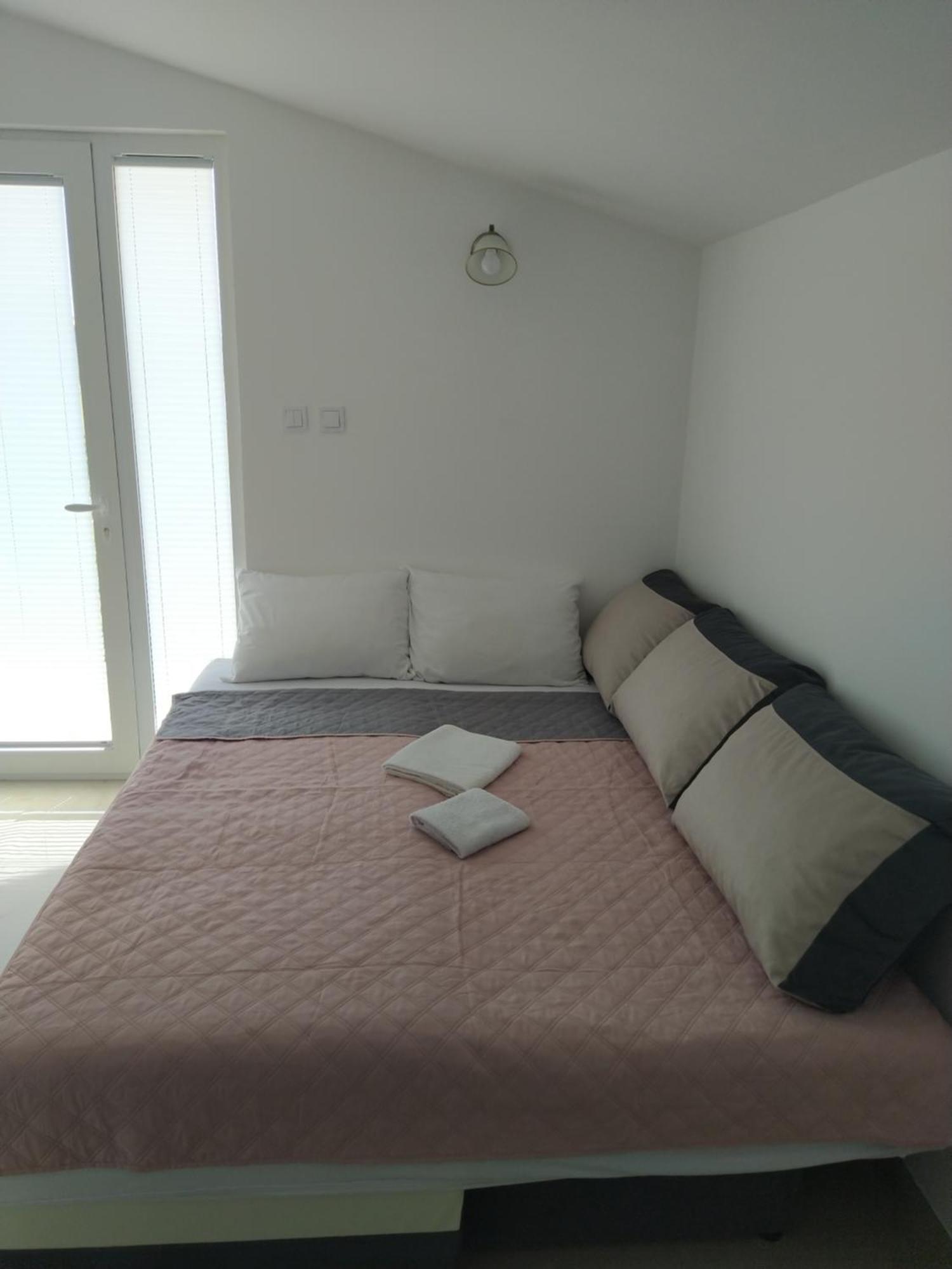 Hostel Vera - Airport Podgorica Mitrovici  Extérieur photo