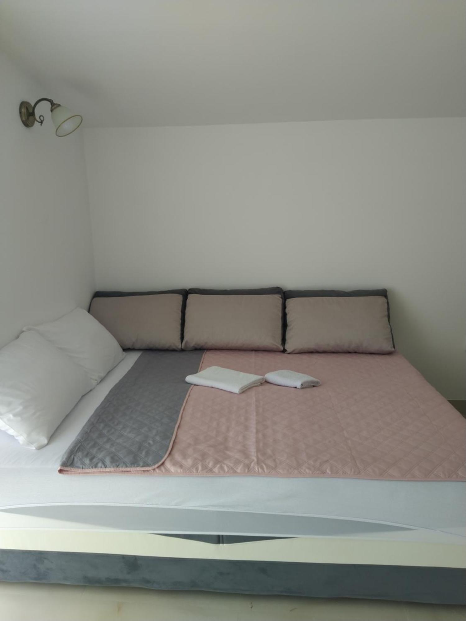 Hostel Vera - Airport Podgorica Mitrovici  Extérieur photo