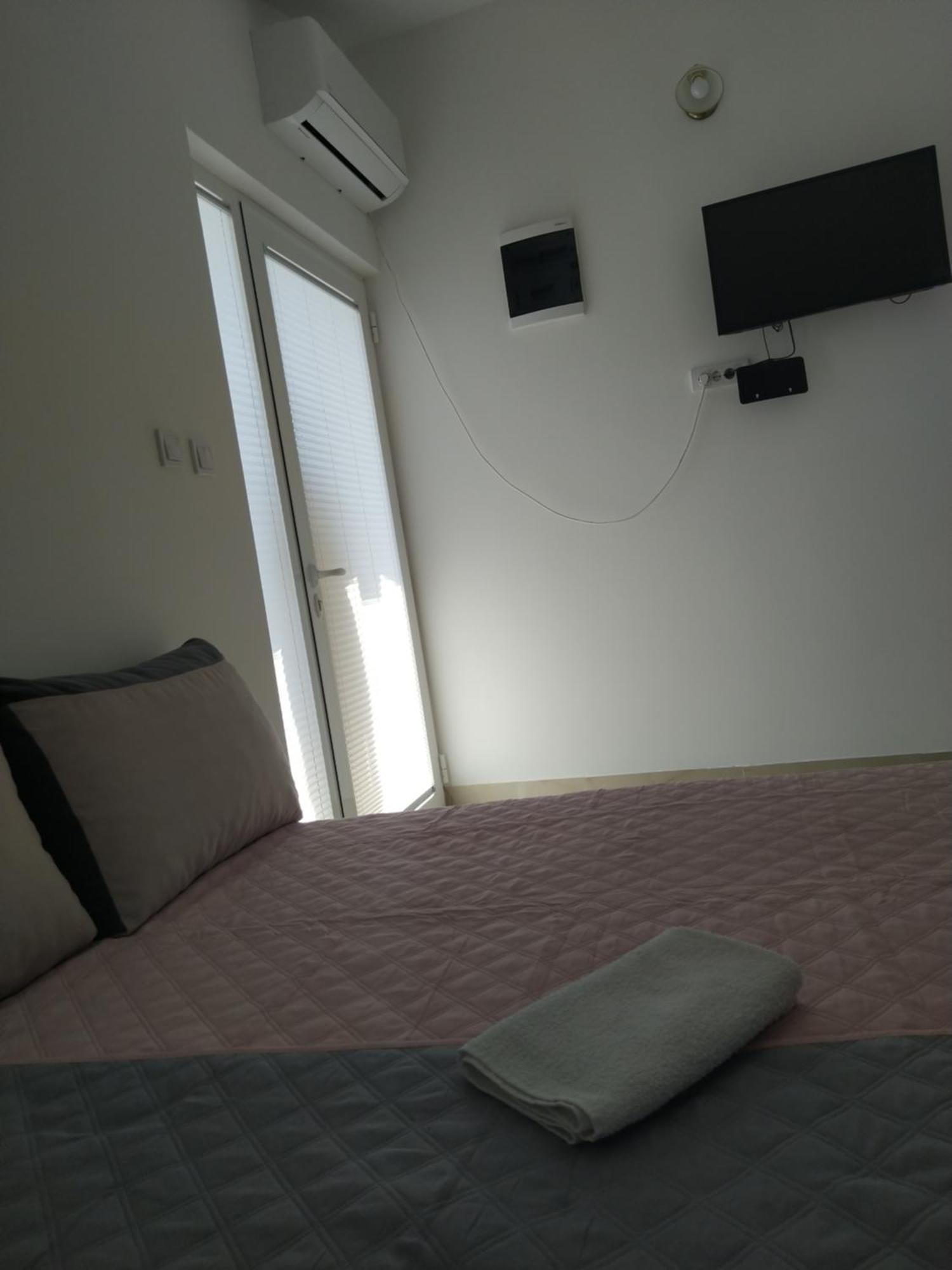 Hostel Vera - Airport Podgorica Mitrovici  Extérieur photo