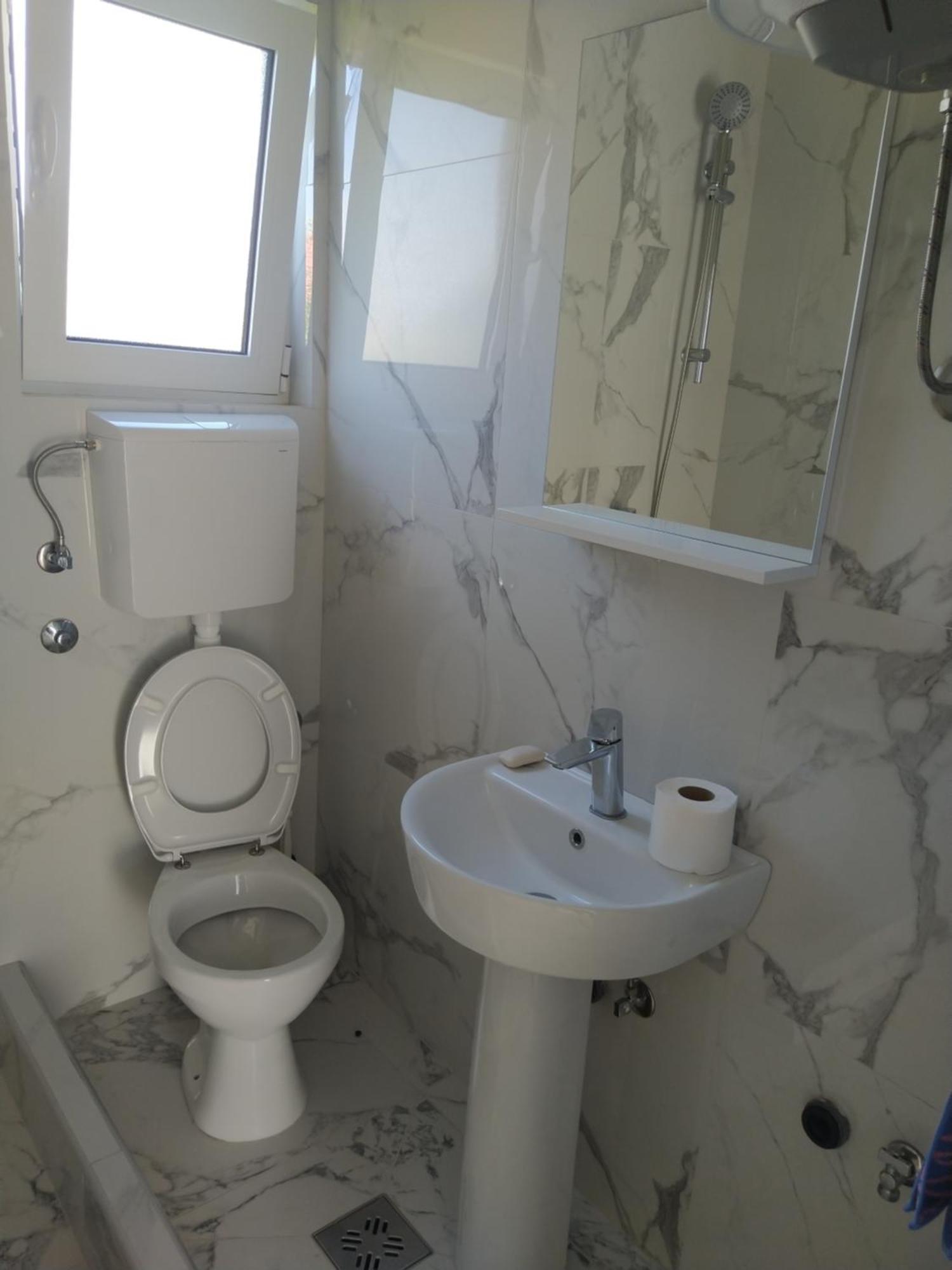 Hostel Vera - Airport Podgorica Mitrovici  Extérieur photo