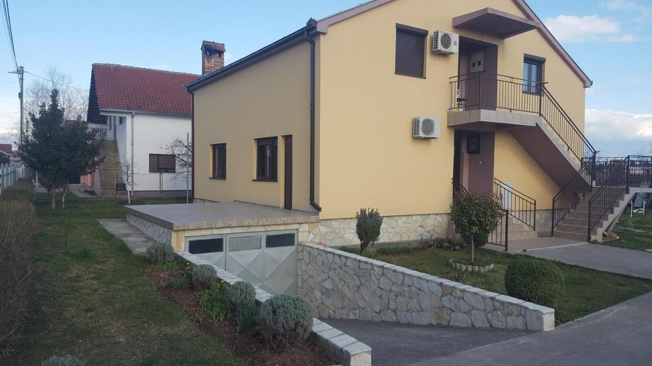 Hostel Vera - Airport Podgorica Mitrovici  Extérieur photo