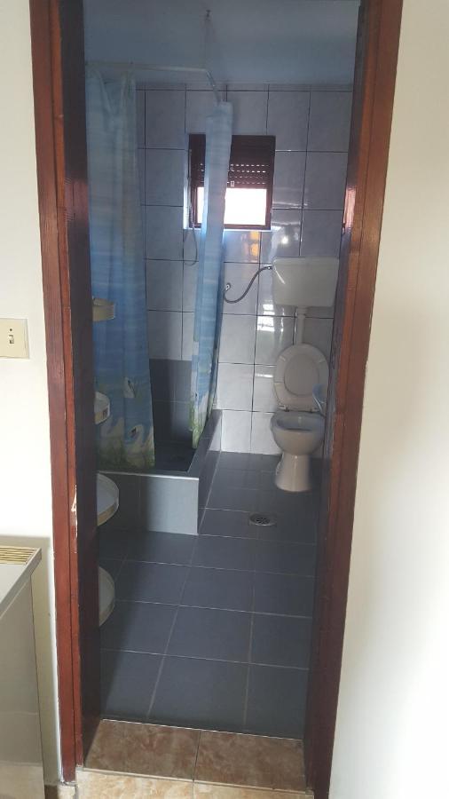 Hostel Vera - Airport Podgorica Mitrovici  Extérieur photo
