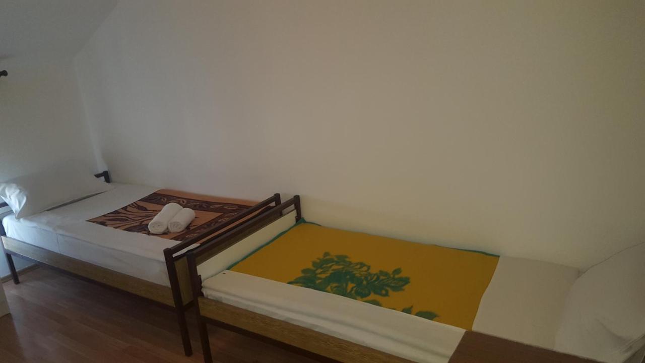Hostel Vera - Airport Podgorica Mitrovici  Extérieur photo